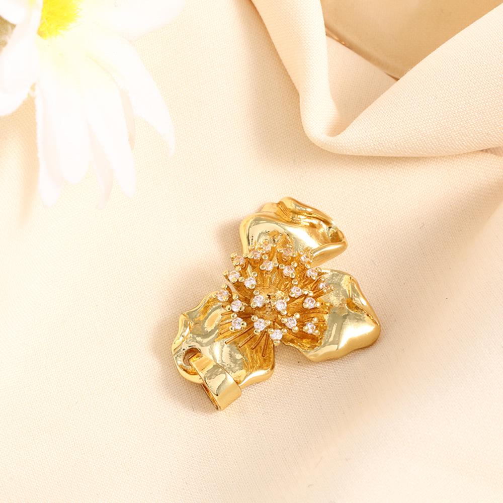 European and American Gold-Plated Geometric Flower Pendant with Zircon Necklace Accessory