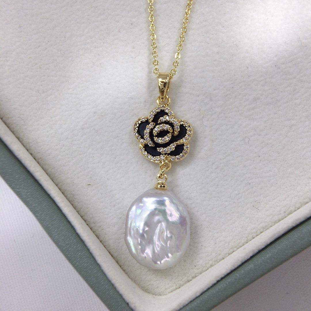 

Baroque Pearl Pendant with Zircon-Embellished Black Camellia Design білий