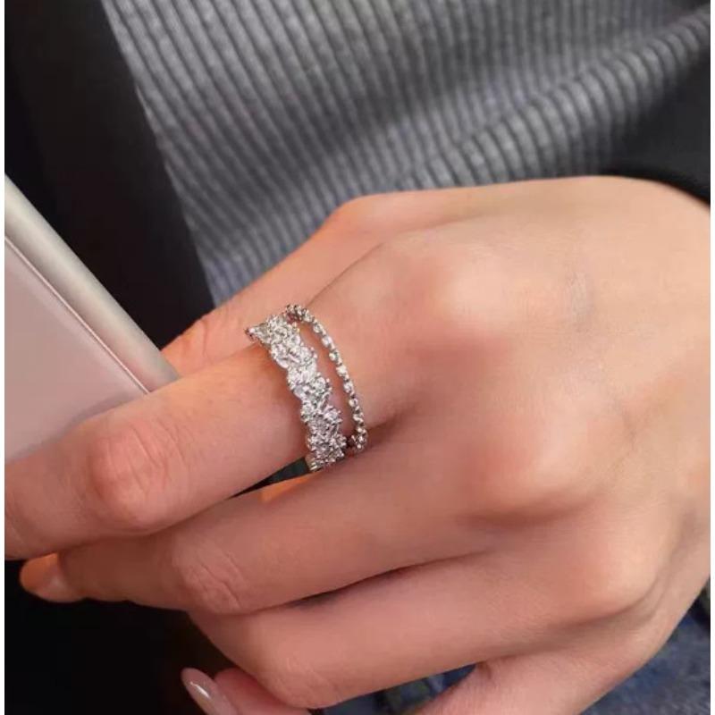 Exquisite Diamond-studded Ring for Women, Exuding A Sophisticated and Fashionable Vibe, Featuring An Open Design for The Index Finger.