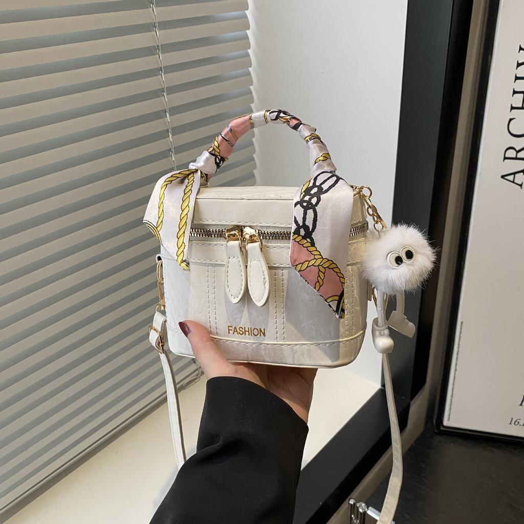 The Korean Version of the Versatile Box Bag, the New Popular Bag In 2025, the Women's Handheld Textured Messenger Small Square Bag.