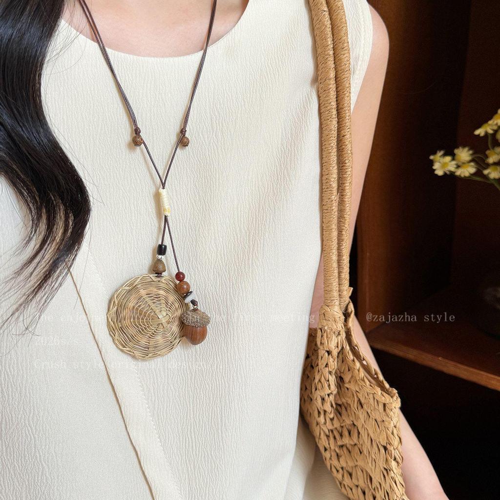 Wood Rhyme Leisure Wind: Summer Bohemian Wooden Necklace - New Chinese Style Clavicle Chain for Women, Retro Holiday Accessory.