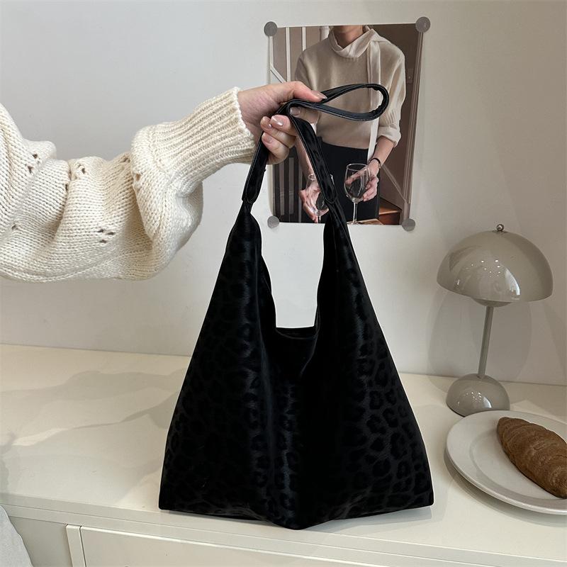 

Autumn new retro matte commuter tote bag women s large-capacity mother and child bag popular solid color personalized shoulder bag чёрный