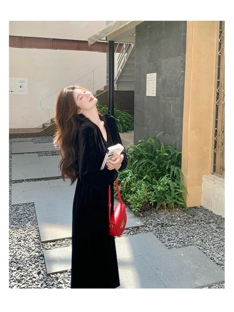 Złota Welurowa Sukienka w Stylu Hepburn: Jesień 2024 Francuska Retro Sukienka z Dekoltem V, Bufiastymi Rękawami, w Pasie, Długa