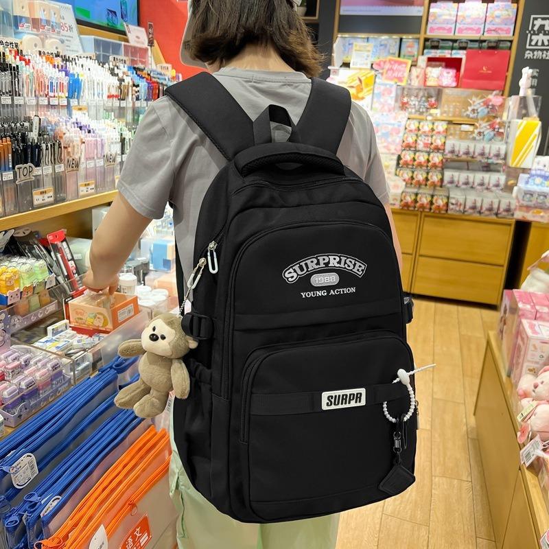 Japanese and Korean colleges have contrasting colors and large-capacitystudent schoolbags. New exquisite junior high school and high school backpacks.