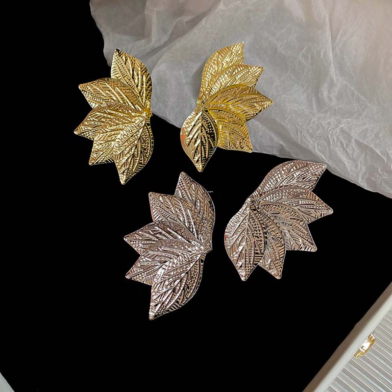 Vintage 3D Metal Leaf Stud Earrings for Women Exaggerated Gold Color Five Petal Flower Earrings Fashion Jewelry Accessory Gift