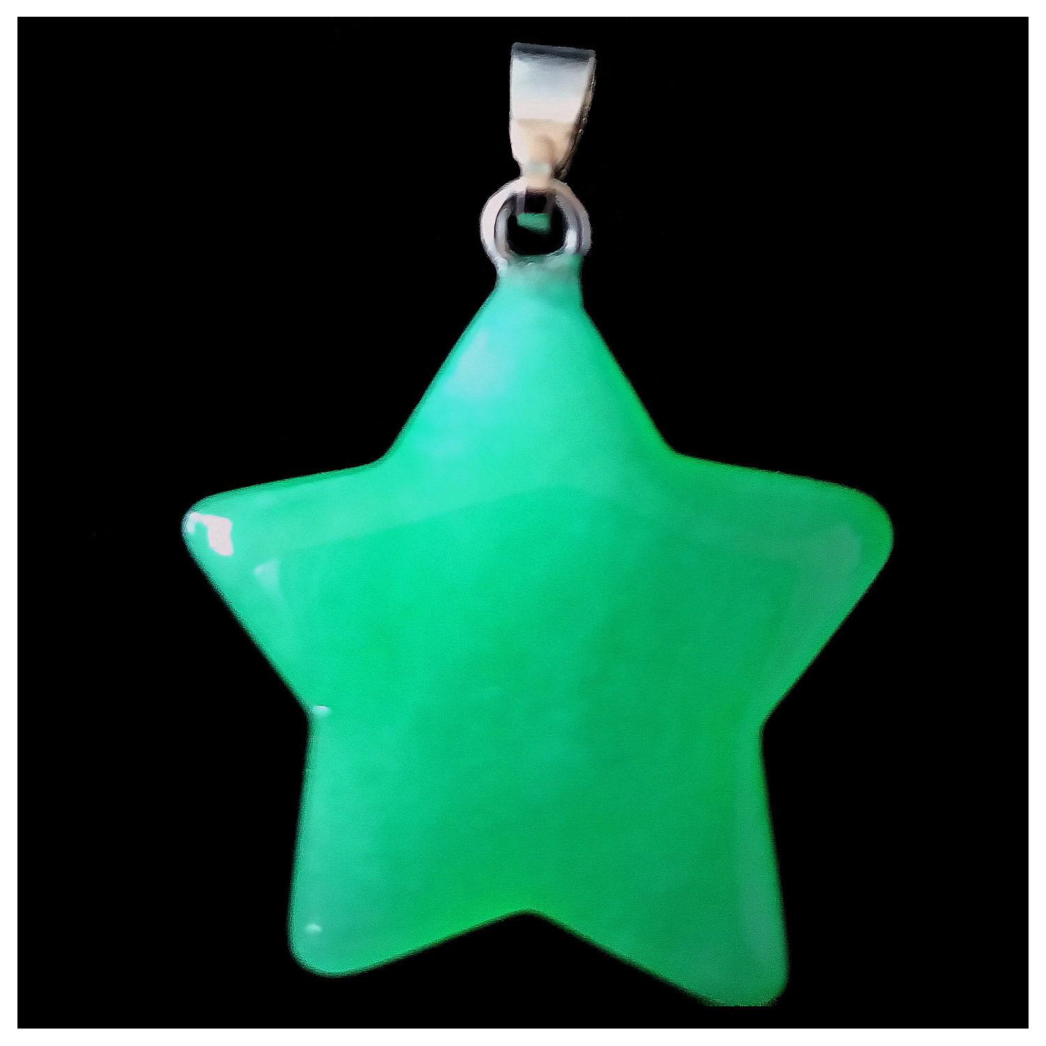 Pendentif petite étoile en jade vert teinté + chaine 2cm diamètre