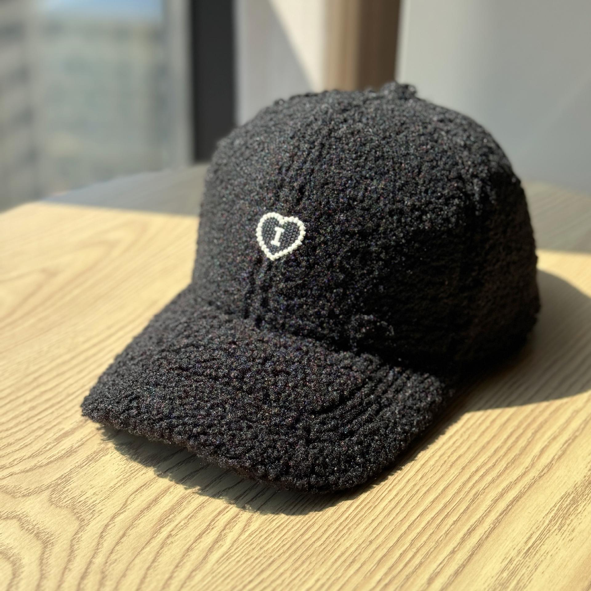 

The new women s hat for autumn and winter features a wide brim, a duckbill design, and is designed to keep you warm in the winter. It also has a Adult54-60Adjustable чёрный
