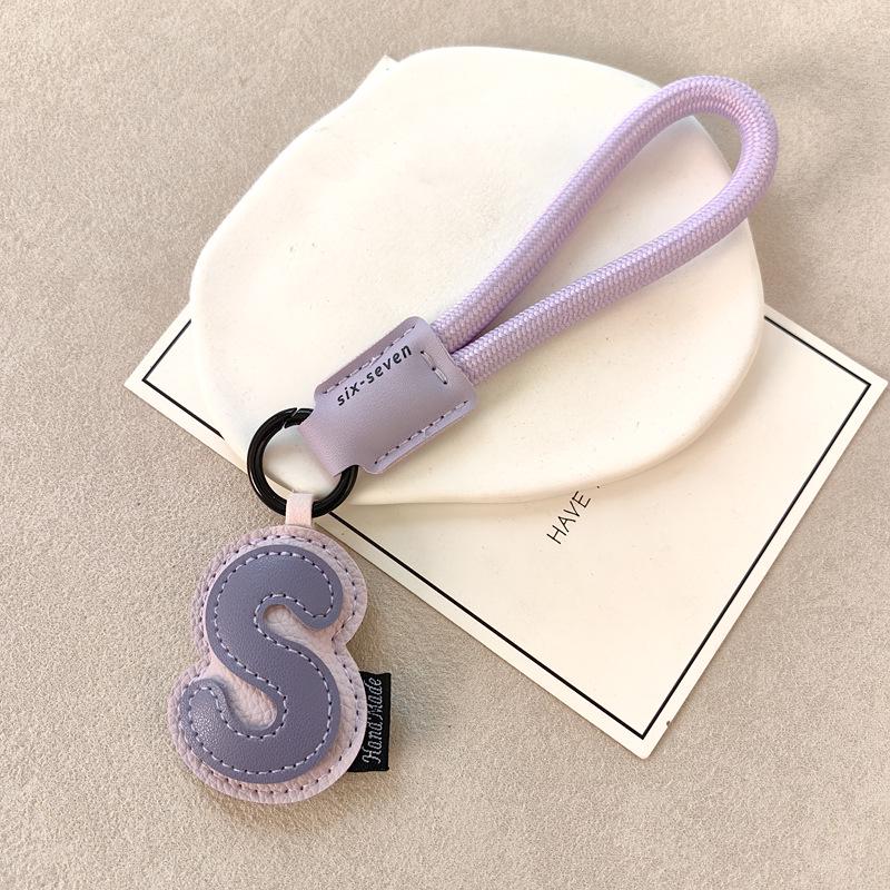 Exquisite Leather Keychain: 26 English Letters - Simple Couple Style Bag Charm, Ideal Small Gift