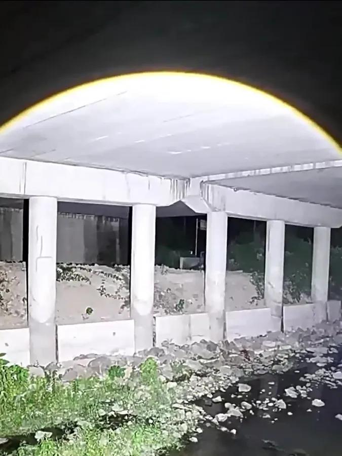 LED battery lamp with zoom