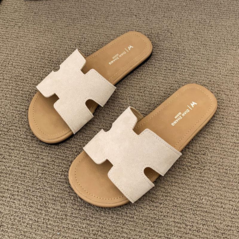 Flat bottom beautiful cool slippers women's summer wear 2025 new high-end soft bottom silver seaside beach one-word