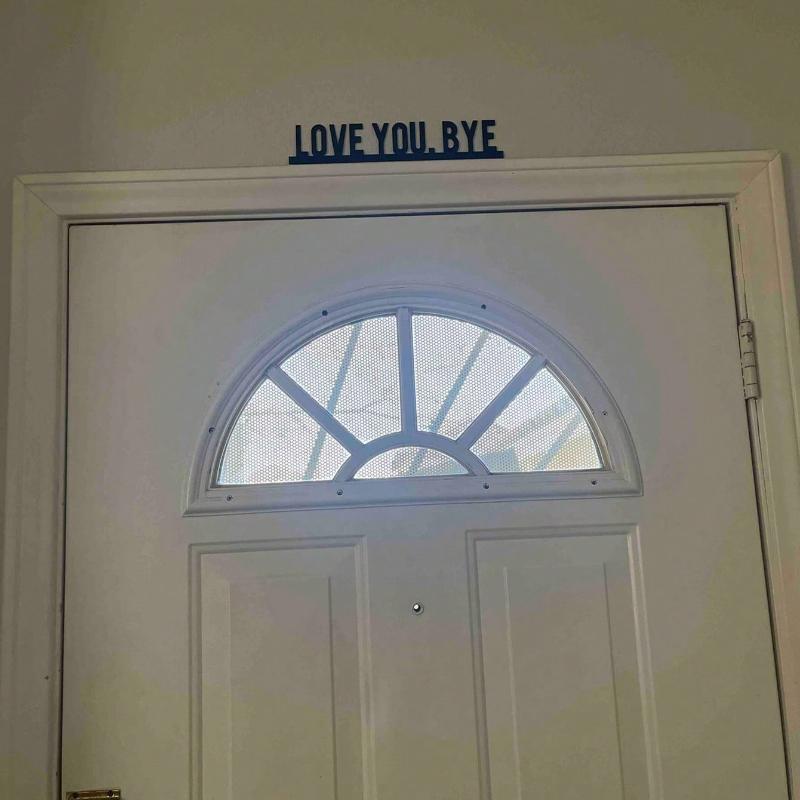 1 Stück Klassisches Metallschild "LOVE YOU BYE" - Geometrische Wandkunst für Wohnzimmer, Innendekoration - Einzigartige Heimdekoration & Geschenkidee für den Valentinstag