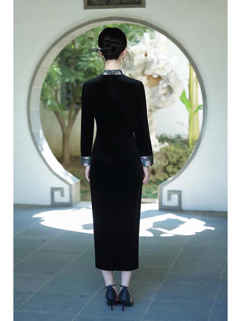 Elegant Black Velvet Qipao: Refined Autumn Chinese Style for Young Women