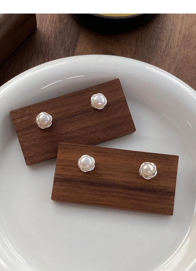 S999 Sterling Silver Freshwater Pearl Stud Earrings for Women: Elegant Screw Back Design