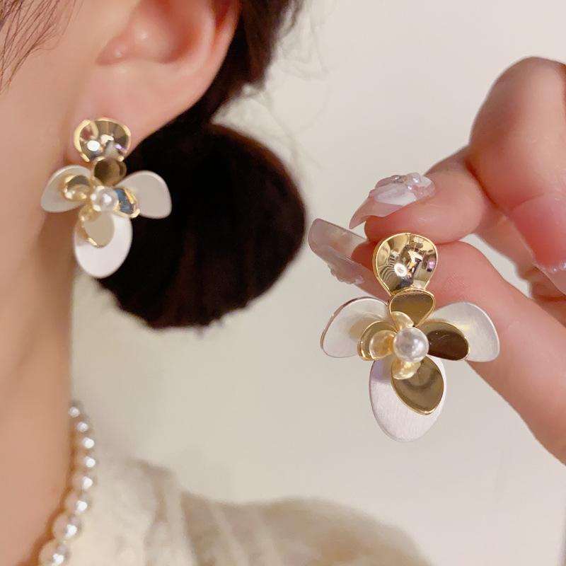 Unique Design Vintage French Gold Silver Contrast Color Pearl Petal Earrings For Women