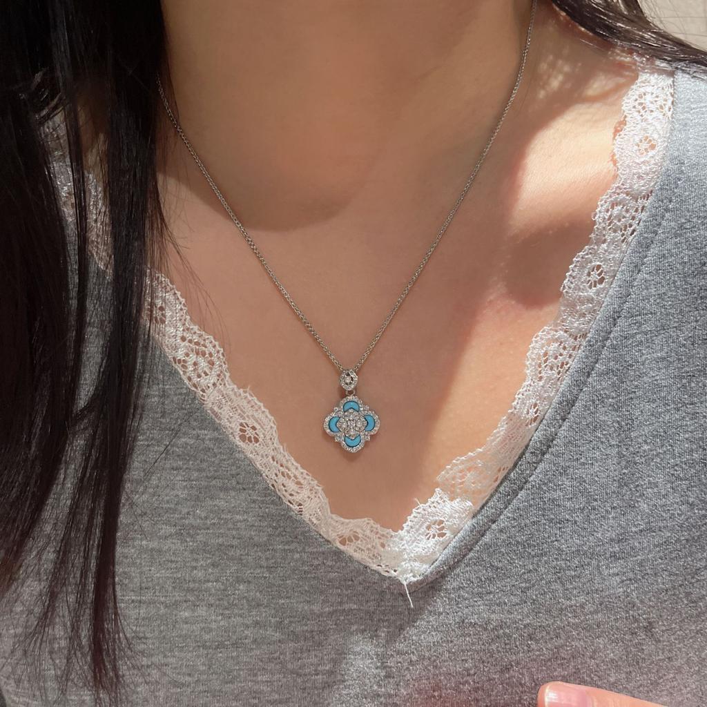 Leichter Luxus Retro Hofstil Perlmutt Vierblättriges Kleeblatt Blume Halskette Ohrstecker High-End Schmuckset