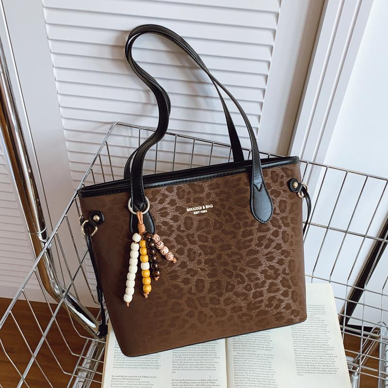 Large-capacity Bag Women's New Versatile Leopard Print Shoulder Armpit Bag Casual Work Commuter Tote Bag