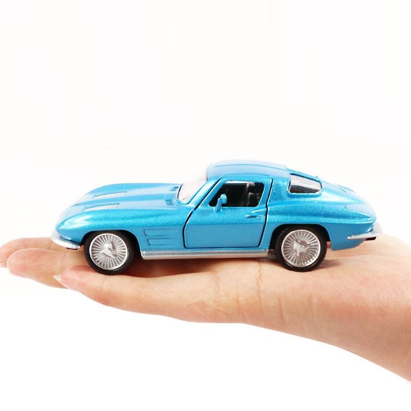 „Retro Classic“, 1963 m. „Chevrolet Corvette C2 Stingray“ 5 colių metalinio automobilio modeliavimo slėginė ir žaislinė transporto priemonė RMZ city 1:36 lydinio modelio dovanos vaikams