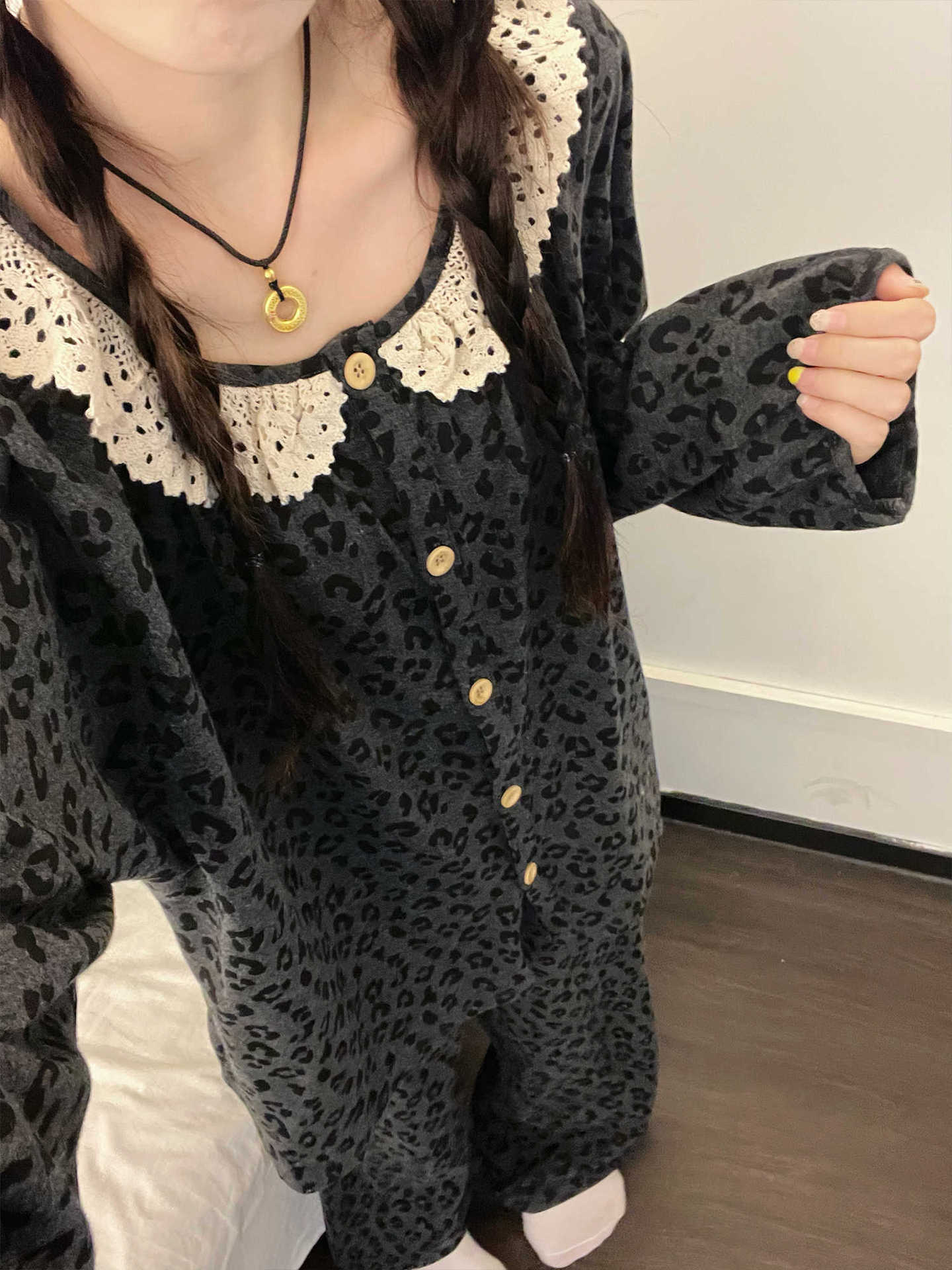 

Korean light luxury style leopard print German velvet pajamas women s autumn new large size outer wear loungewear spot 2xl (recommended 70~77.5kg )