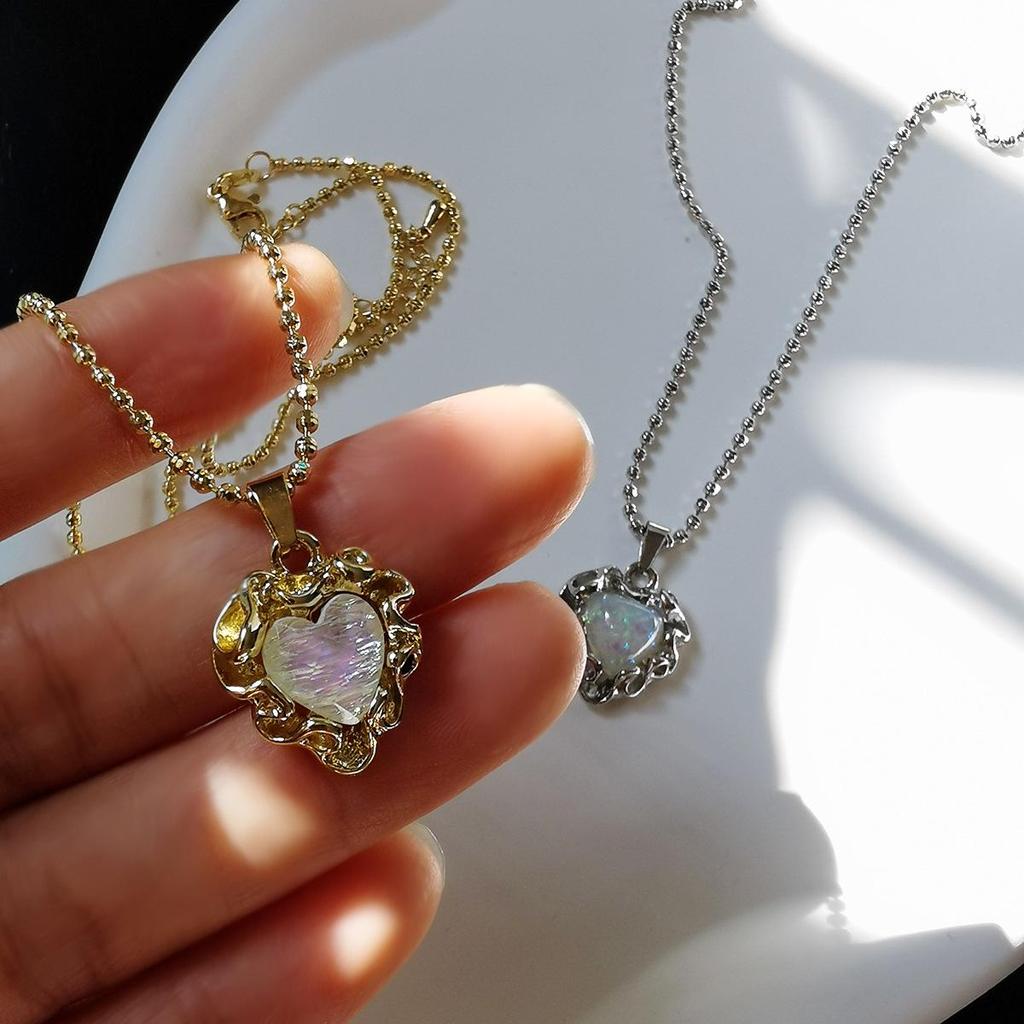 Versatile Colored Heart Necklace for Women - Elegant, High-End Collarbone Chain with Unique Design