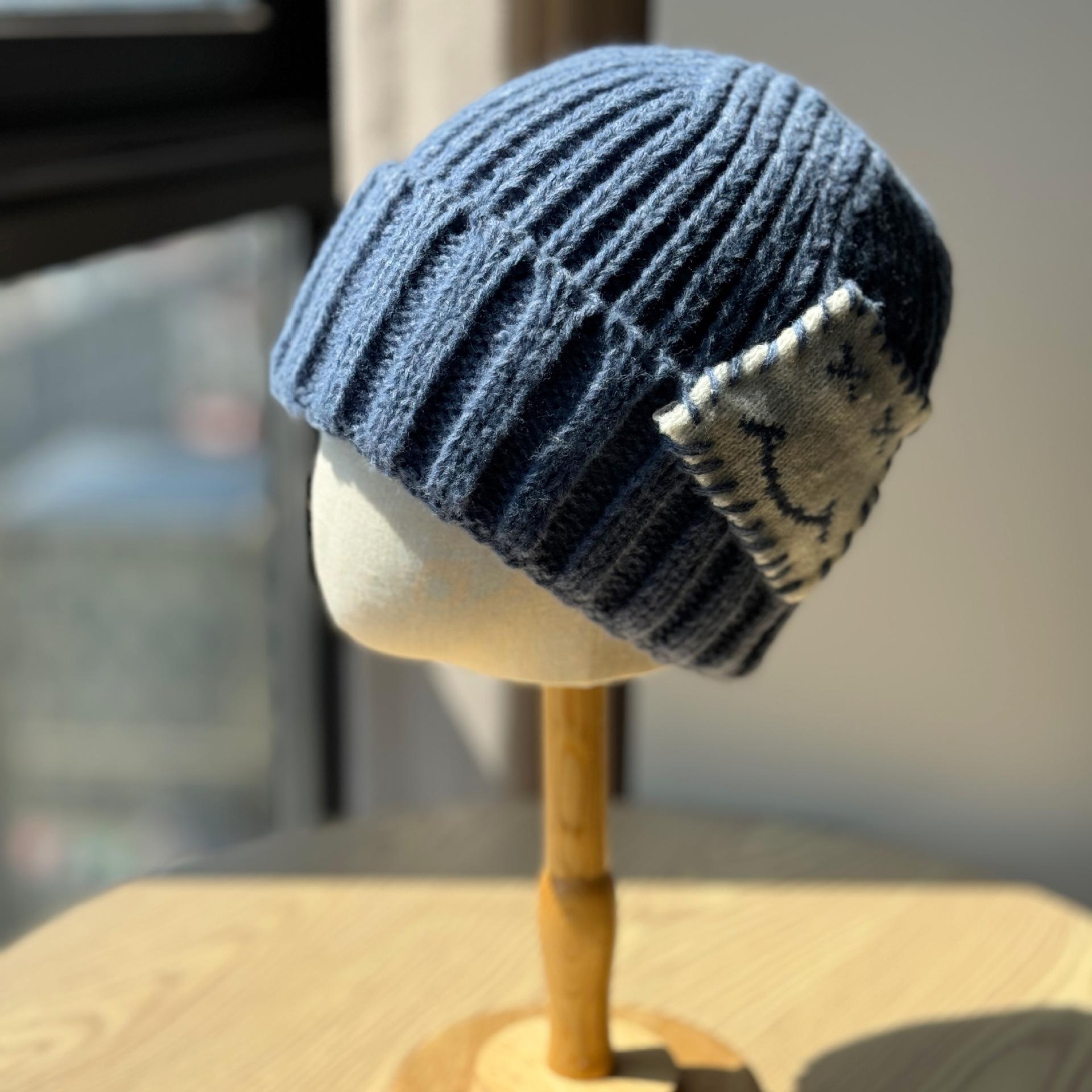 

Korean-style niche smiley face patch knit hat for men and women, warm and versatile for autumn and winter, makes the face look smaller, knitted hat Adult54-60Average Size темно-синього кольору
