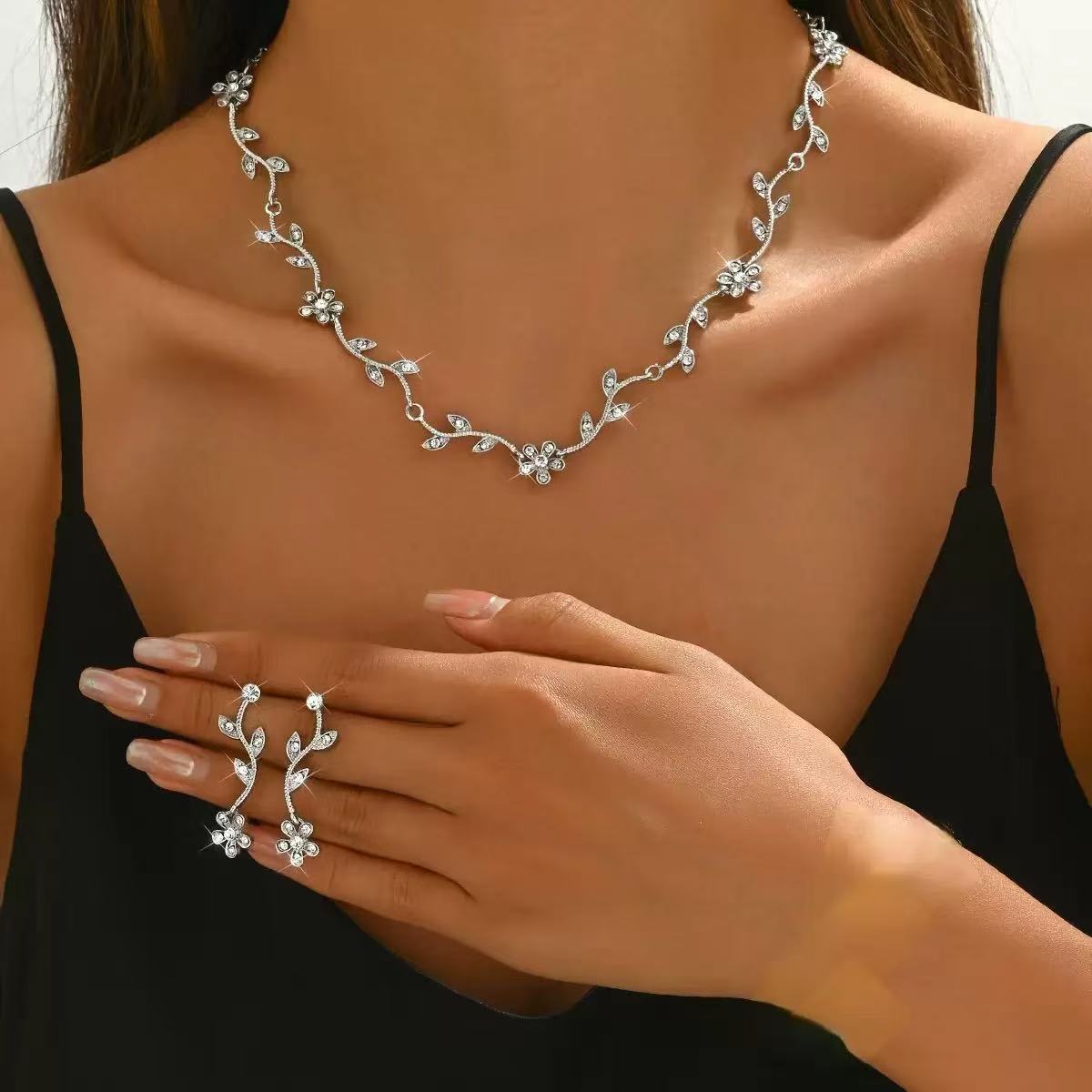 

Модный комплект ювелирных изделий ожерелье серьги для женщины серебряный