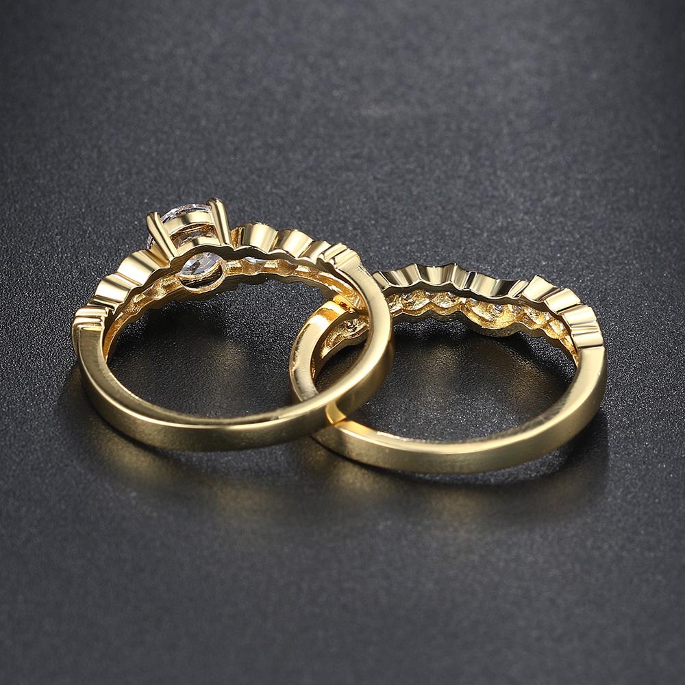 Set di Anelli da Donna Lusso Impostazione a Griffa Zirconia Cubica Rotonda Colore Oro Scintillante Set di 2 Anelli Gioielli Femminili Regali R782