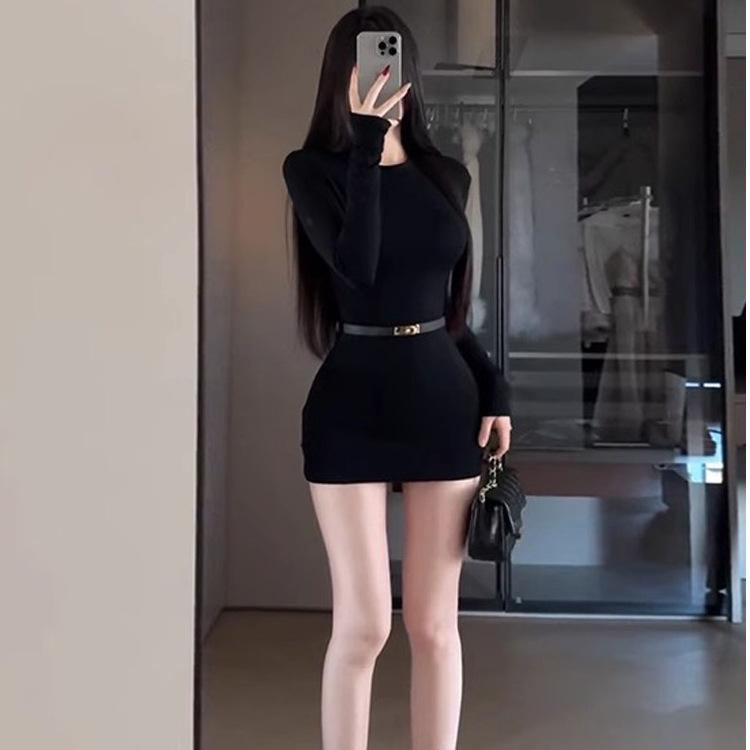 Black Slim-Fit Bodycon Dress with Fleece Lining - Semi-High Neck, Long-Sleeved, Perfect for Autumn and Winter