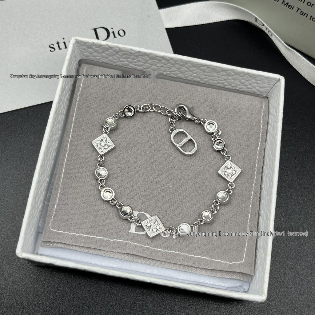Trendiges Damen-Armband aus Kette mit vollständiger Diamant-Intarsie und CD-Anhänger