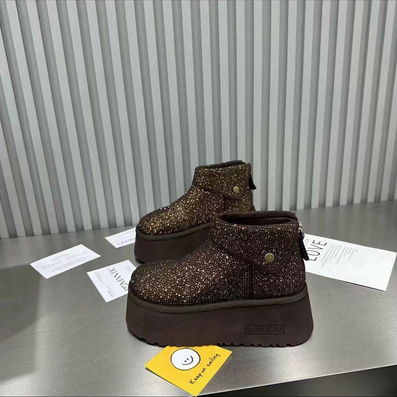 

Платформа из бисквита, ботильоны на щиколотке со стразами: Зимняя мода 2025 40