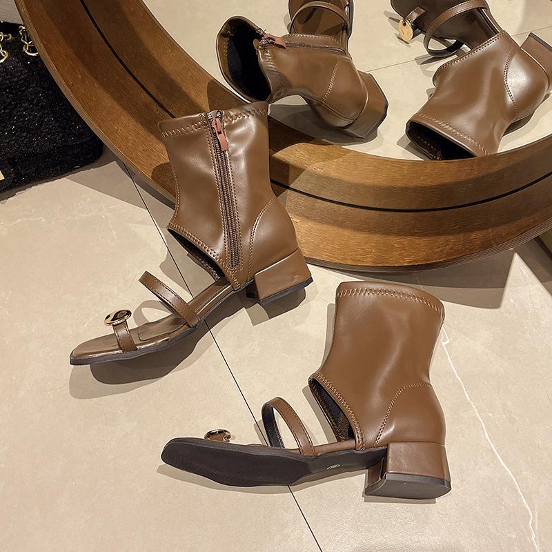 

2025 новый дизайн нишевые черные сандалии женские летние квадратный носок толстый каблук крутые ботинки полые боковая молния закрытый носок короткие ботинки 40 коричневый