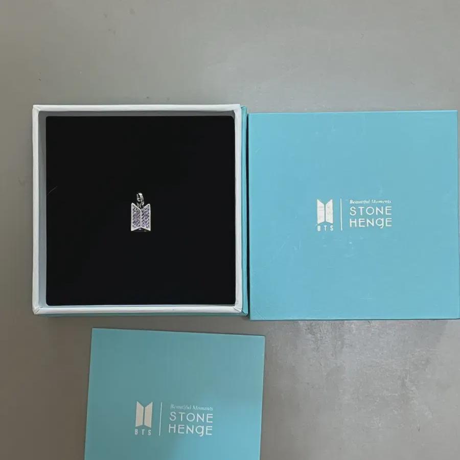 

Новый Bts Bts Stonehenge Logo Charm неиспользованный