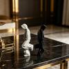Stolní figurka 3D tištěná socha teplákové soupravy Sběratelské stolní ozdoby na knihovnu Domácí kancelářská dekorace