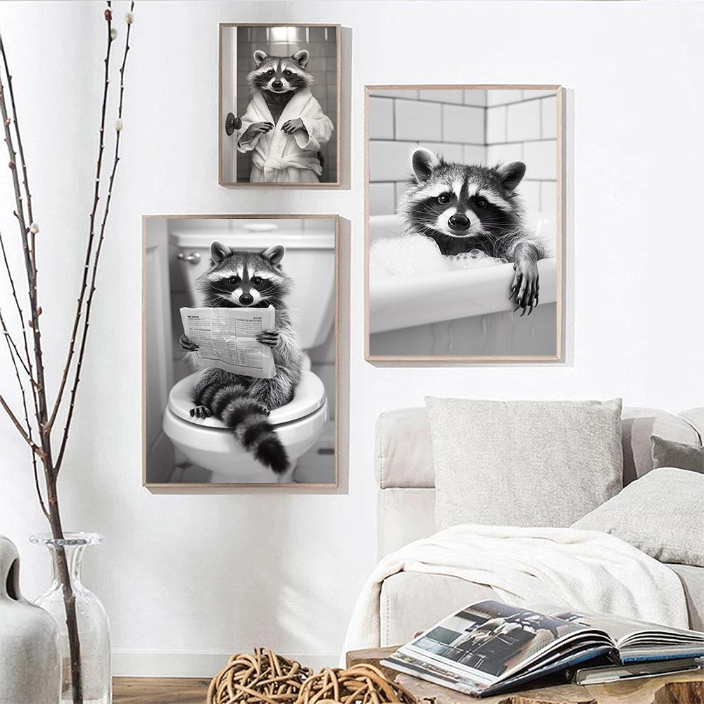 Impression d'art mural de salle de bain Raccoon Rigolo Affiche Raccoon en Peignoir Photos de Raccoon Se Baignant Décor Mural Raccoon sur Toilettes