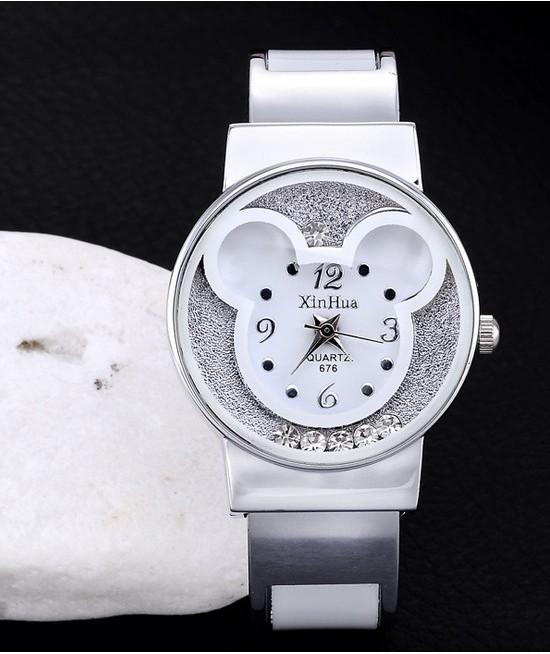 Stylish Women's Alloy Bracelet Quartz Watch With Elegant Design And Unique Colors