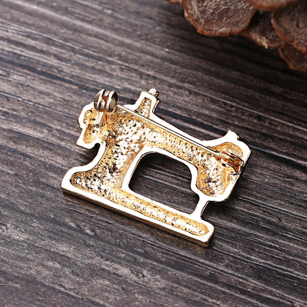 Creative Rhinestone Black Enamel Sewing Machine Brooches For Women Men Vintage Fashion Punk Sewing Instrument Buckle Pin Jewelry
