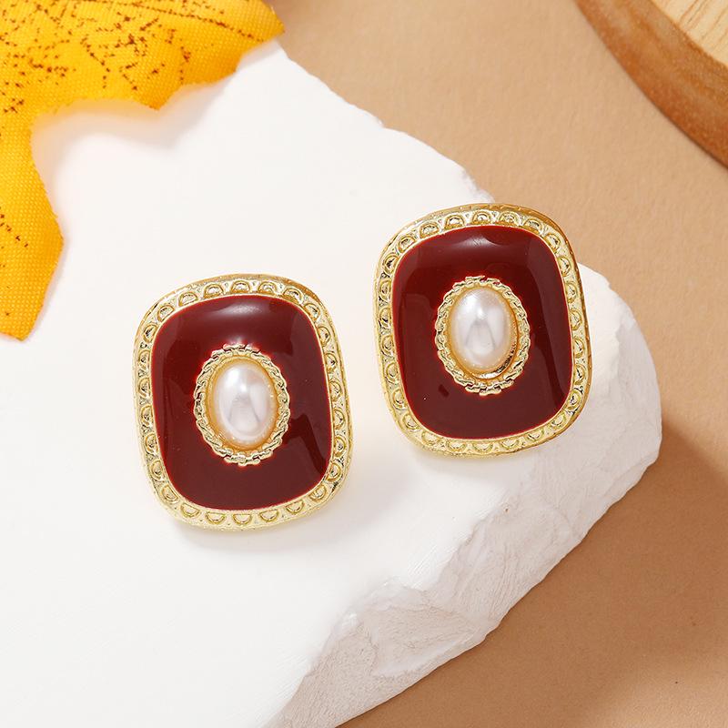 European American Trendy Square Geometric Pearl Earrings with High-End Oil Dropping Design