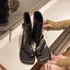Schwarze modische Retro-Keilsandalen mit quadratischer Spitze Damen Sommerbekleidung 2025 neue Modelle mit Röcken, innenhöheverstärkende coole Stiefel