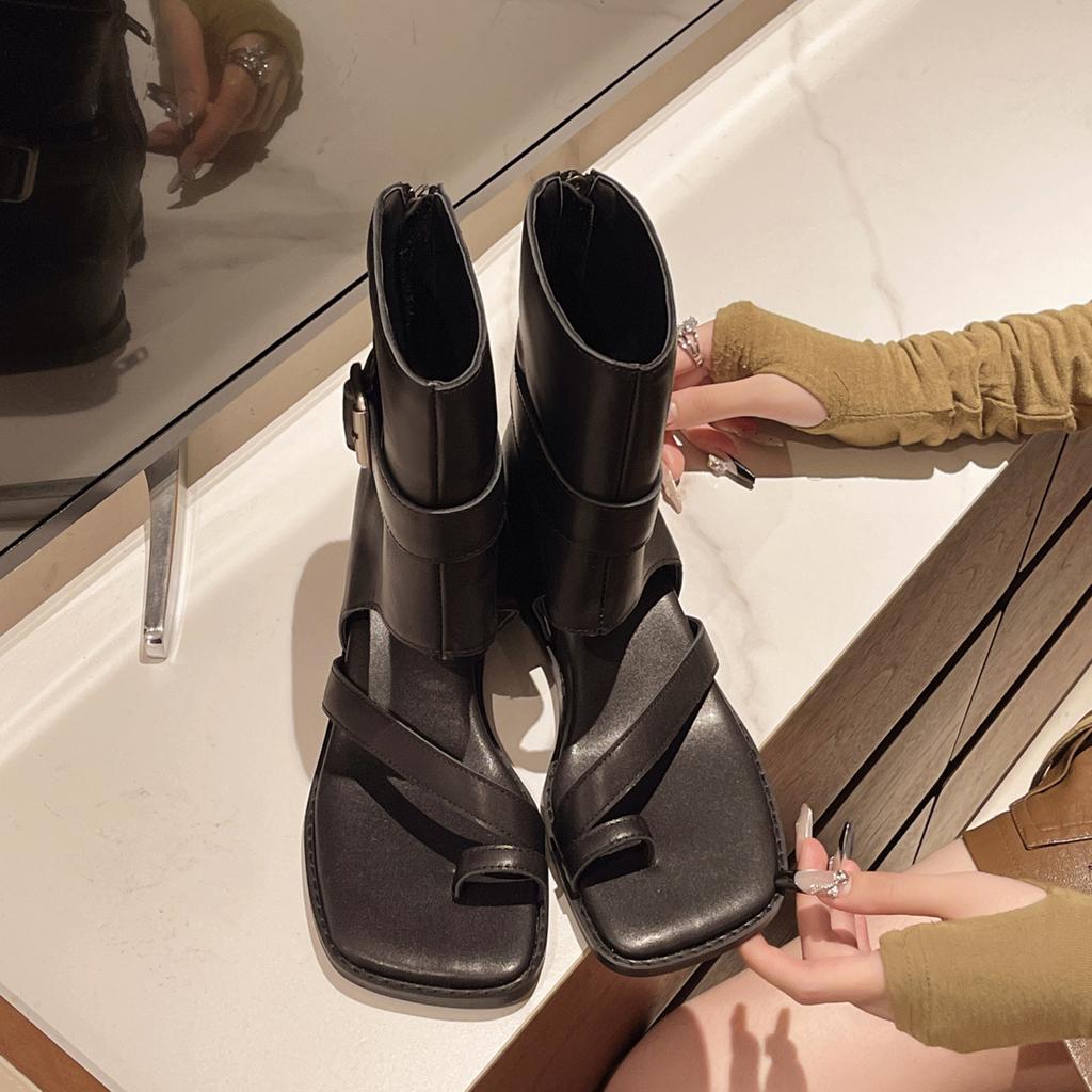 Schwarze modische Retro-Keilsandalen mit quadratischer Spitze Damen Sommerbekleidung 2025 neue Modelle mit Röcken, innenhöheverstärkende coole Stiefel