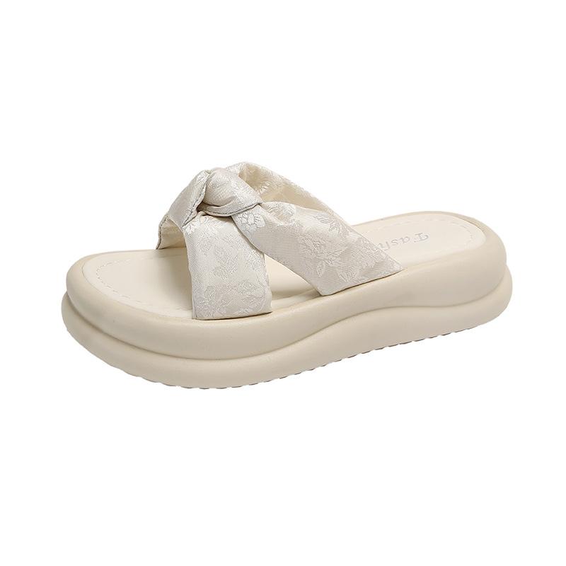 Internet-Promi-Plattform Hausschuhe Damen 2025 Sommer neu Koreanische Version Feenstil Flacher Boden Mittelhochabsatz Mode Draußen tragen Coole Hausschuhe Damen