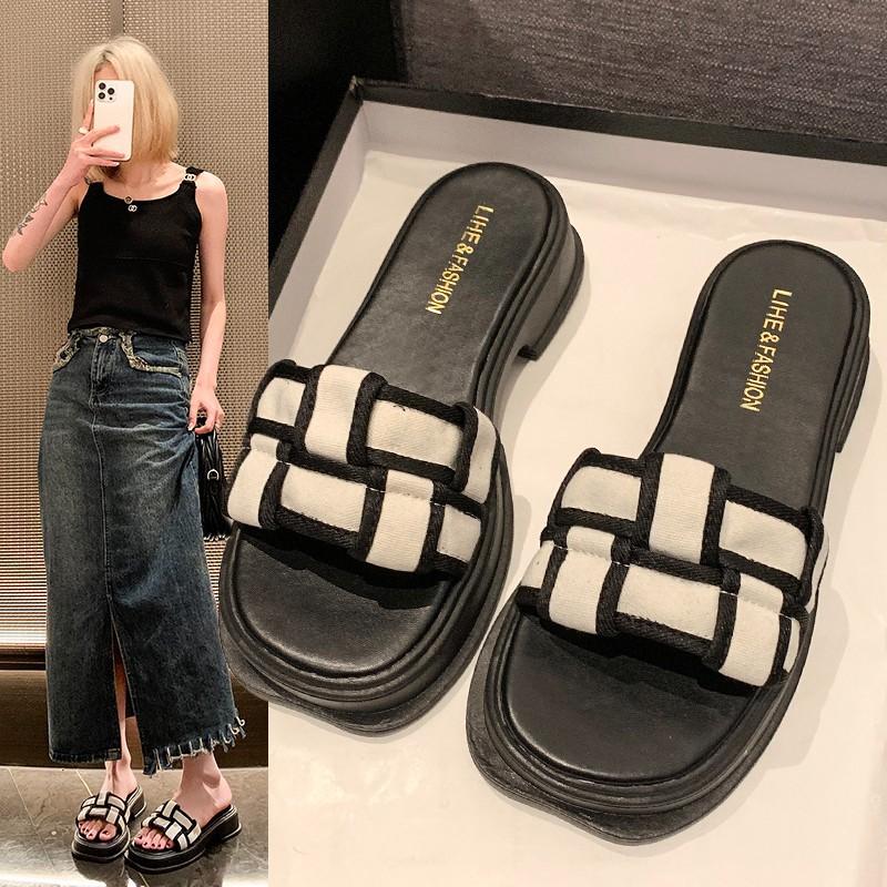 Super Fire Temperament Thick-soled Cool Slippers Women's Summer Wear Fashion 2025 New Niche High-end Going Out Beach Shoes