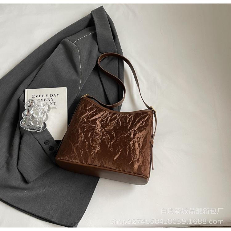 

Fashion wide shoulder strap small bag women s 2025 summer popular versatile messenger bag super fire shoulder underarm commuter bag tide темно-коричневого