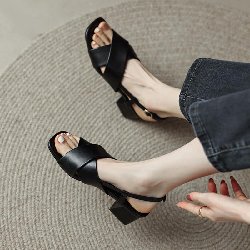 Neue Damen Sandalen mit breiten Riemen, lässig, einfarbig, große Größe, Damenschuhe, bequeme Gummi-Weichsohle, Ein-Pedal-Sandalen mit dickem Absatz für Damen