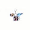 BTS Portachiavi Stile Disco in Vinile, con una Persona Reale, un Personaggio dei Cartoni Animati e un Bastoncino Luminoso – Un Accessorio in Tre Pezzi per Merchandising di Celebrità.