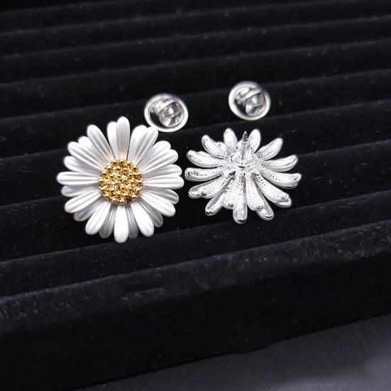 Women Brooch Sparkling Rhinestones Chrysanthemum Shape Lapel Pin Suits Coats Bags Scarves Badge Versatile Accessory