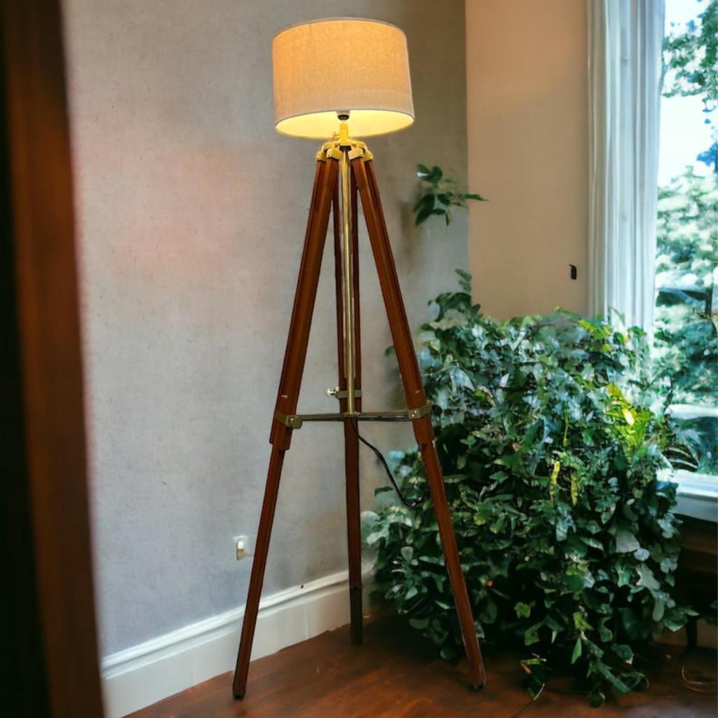 Stativ Stehlampe Poliertes Messing Antikgold Lampe Stehend Holz Braun Verstellbar für Wohnzimmer Ecke, Schlafzimmer, Zuhause, Hotel