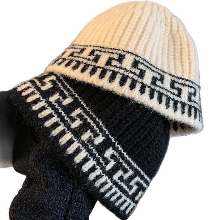 A Versatile Large Head Cap That Makes Your Face Look Smaller and Keeps You Warm in Autumn and Winter