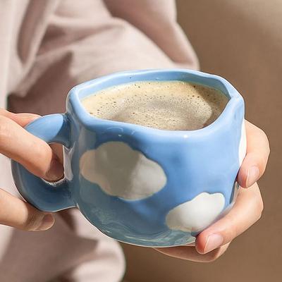 Kreatywna podszkliwna ręcznie malowana biała chmura filiżanka do kawy i spodek ręcznie formowana nieregularna chmura ceramiczna filiżanka i spodek