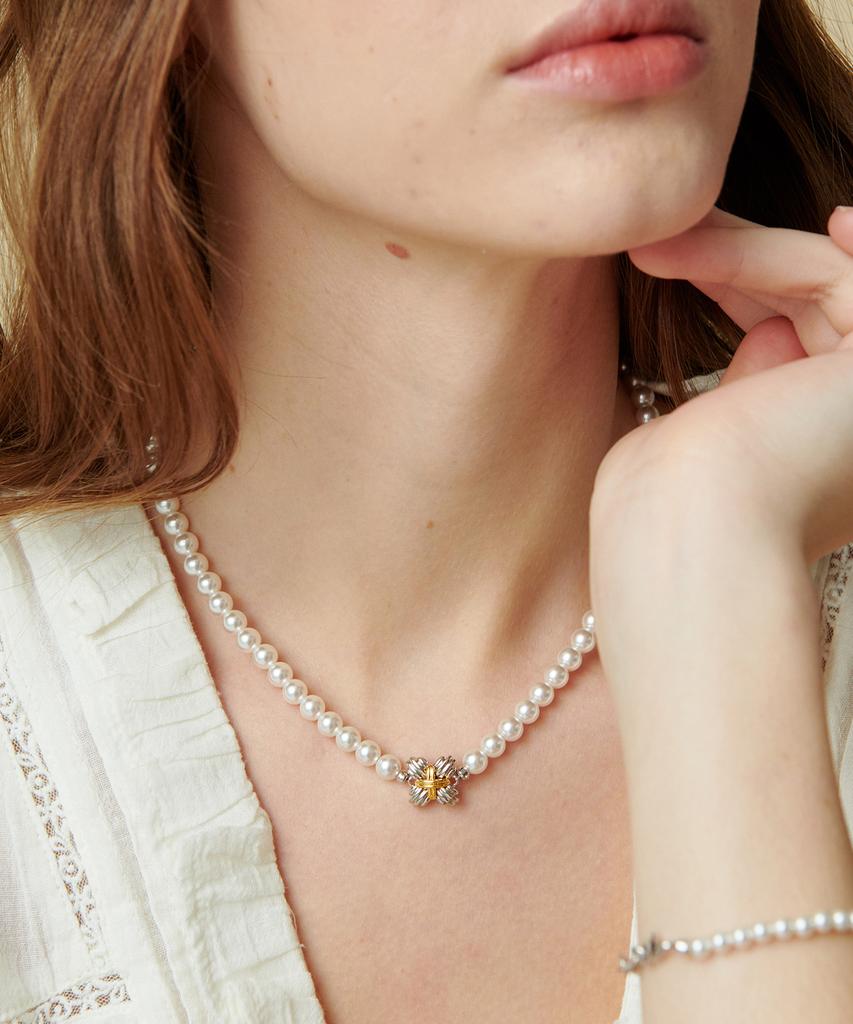 Matias Clover Pearly Necklace