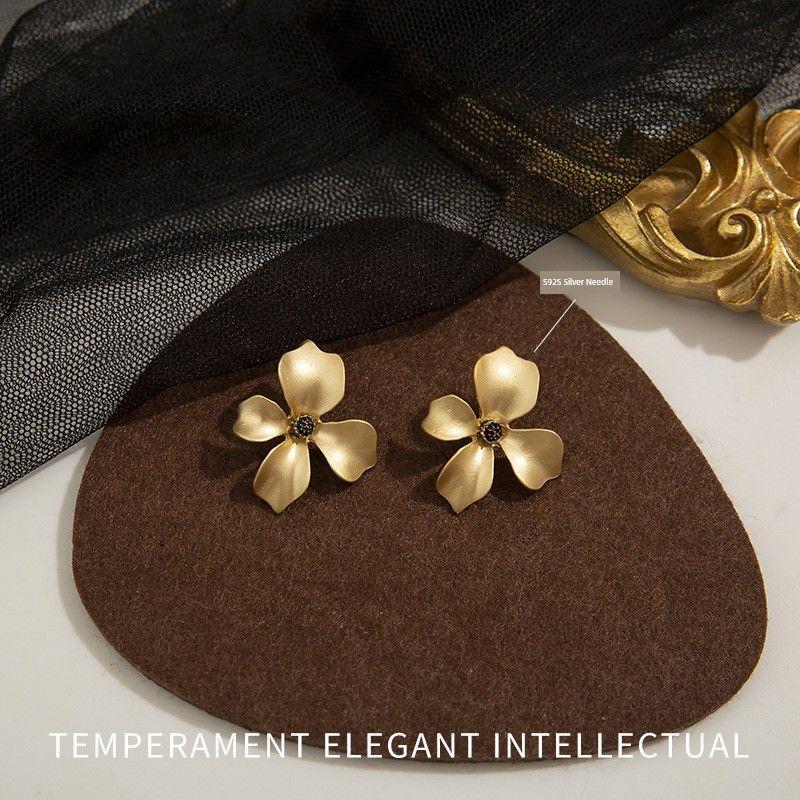 Fashion Retro Metal Geometry Silver Stud Earrings Women's 2023 Earrings Cold Wind Fancy Graceful Earrings