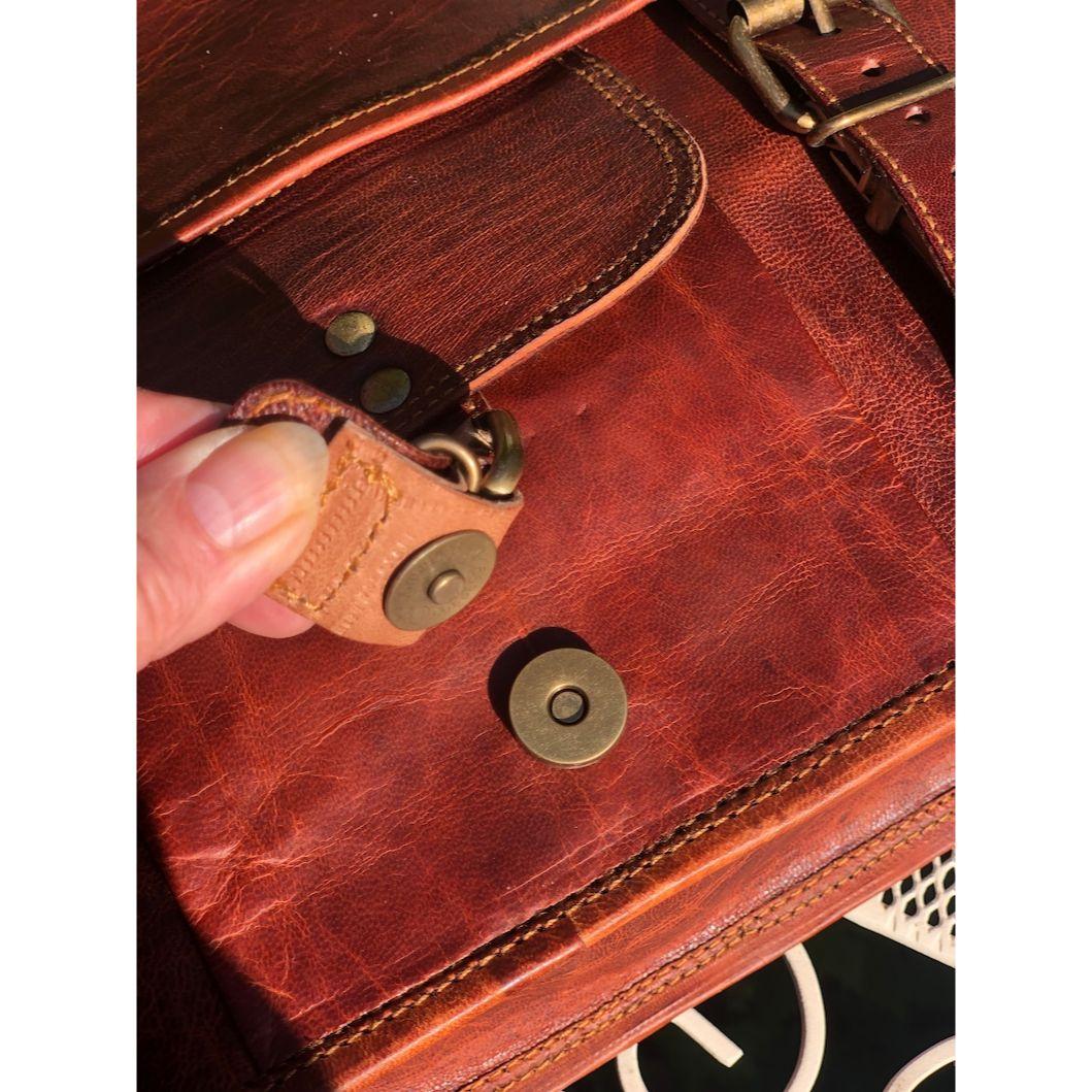 Сумка из коричневой кожи в деревенском стиле — фото 5